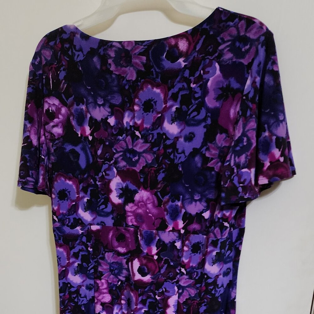 Purple floral midi dress with v-neck and short sleeves